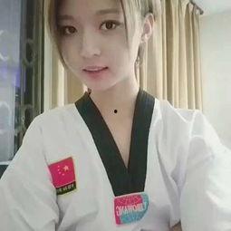 国产雪服高颜值视频,时尚保暖两不误